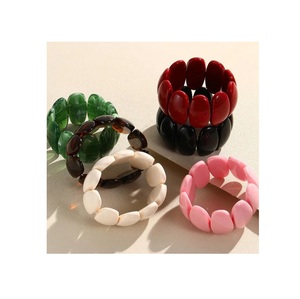 Ensemble de bracelets tendance en résine rouge, noir, vert, rose et blanc, bijoux statement en résine pour cadeau, bracelets unisexes à la mode - Product Image 3