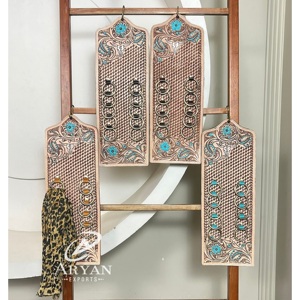 Porte-écharpe en cuir de vachette façonné à la main avec anneaux métalliques, motif floral, support pour chiffon, design durable pour style cowboy et cowgirl - Product Image 1
