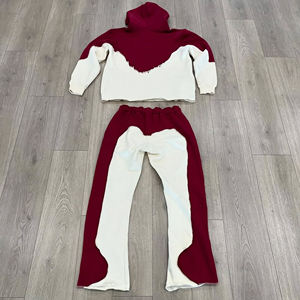 Ensemble de survêtement homme en molleton color block ondulé bordeaux et crème, comprenant un sweat à capuche et un pantalon de jogging large, idéal pour l'hiver - Product Image 1