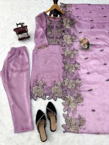 Conjunto Indio-Pakistaní de Seda Rosa Bordada para Mujer, Traje Kurta con Diseño Floral, Atuendo para Bodas y Fiestas, Ropa Étnica Femenina - Product Image 3