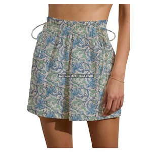 Shorts de fin de semana con estampado floral y cordón ajustable, hechos a mano en algodón puro, ideales para regalo. - Product Image 1