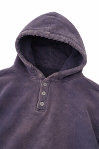 Hoodie vintage personnalisé en coton épais délavé et déchiré avec boutons, style streetwear – Fabricant en gros de hoodies et de sweat-shirts - Product Image 3
