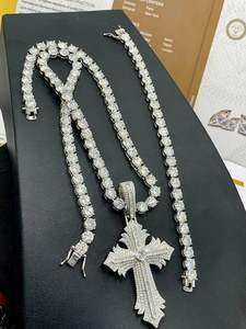 Chaîne Hip Hop Cuban Link en Argent Sterling Plaqué Or Unisexe avec Pendentif Jésus Sertie de Moissanite Clarté VVS Certifiée IGI - Product Image 3