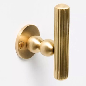 ตะขอแขวนผนังโลหะแบบหนาพิเศษ รับน้ำหนักได้มาก แข็งแรง ทนทาน ป้องกันสนิม เหมาะสำหรับแขวนเสื้อโค้ท หมวก ผ้าขนหนู ใช้ได้ทั้งในบ้านและโรงแรม - Product Image 1