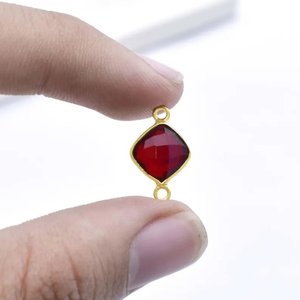Conector de Cuarzo Granate con Forma de Cojín de 8mm, Bañado en Oro, Doble Enganche, Eslabón de Gema para Fabricación de Joyas - Product Image 1
