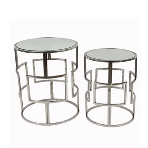 Table gigogne exclusive en métal avec plateau en verre, ensemble de meubles d'appoint contemporains pour une décoration élégante du salon - Product Image 1