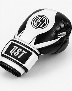 Gants de boxe en cuir QST, à doigts entiers, avec fermeture à lacets au poignet, design noir et blanc, pour adultes, pour l'entraînement - Product Image 1