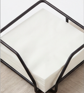 Porte-serviettes design vintage en acier inoxydable avec base en bois et finition noire, parfait pour la décoration de table de mariage et l'usage domestique - Product Image 3