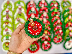 Porte-clés de Noël en crochet personnalisé, fait main, motif Père Noël, arbre, couronne, ornement, cadeau promotionnel pour événements, souvenir de vacances, vente en gros - Product Image 1