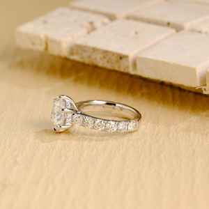 Anillo de Eternidad Clásico con Diamante de Corte Redondo de Moissanita de 2 Quilates, Plata 925 Original, Estilo Moderno, Regalo para Enamorados, Cumpleaños - Product Image 2