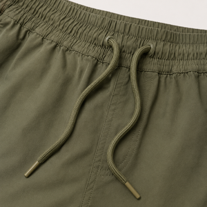 Shorts Bermuda pour homme, couleur olive unie, taille à cordon de serrage, séchage rapide, style décontracté, tissu tissé 100% polyester - Product Image 4