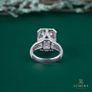 Superbe bague vintage en or avec diamant de laboratoire taille émeraude, halo micro-pavé, double bordure, sangle fendue et monture ouverte - Product Image 4