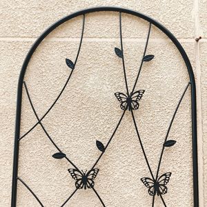 Set di 2 tralicci da giardino in metallo nero antiruggine da 180 cm x 50 cm, supporto per piante rampicanti e decorazioni a forma di farfalla - Product Image 3