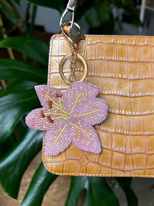 Llavero de alfabeto bordado a mano con cuentas de semillas, de metal dorado con anilla dividida, colgante para bolso, regalo para chicas y mujeres - Product Image 2