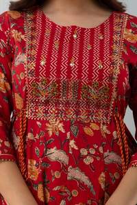 ชุดคุर्ติและกางเกง Anarkali ผ้าฝ้ายสีแดงพรีเมียมสำหรับผู้หญิง ยี่ห้อ Twinfeet พร้อมผ้าคลุมไหล่ปักลาย - Product Image 5