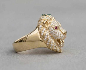 Bague chevalière pour homme en argent 925 plaqué or jaune, motif tête de lion, avec diamant de laboratoire et yeux en rubis taille brillant rond, pour usage quotidien - Product Image 4