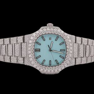 Reloj Mecánico Personalizado para Negocios, con Esfera Azul Cielo, Bisel con Incrustaciones de Diamantes Moissanite Redondos, Fecha Clásica y Detalles en Oro Blanco - Product Image 1