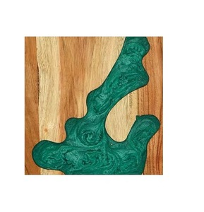 Planche à découper en bois avec incrustation de résine verte 45x20 cm, forme rectangulaire, design avec poignée - Product Image 2