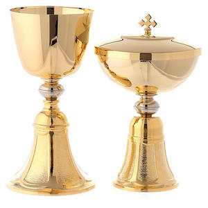 Ciborio y Cáliz en Oferta, Cáliz con Relieve Chapado en Oro y Plata, Hecho a Mano con Latón y Acero de Alta Calidad - Product Image 2
