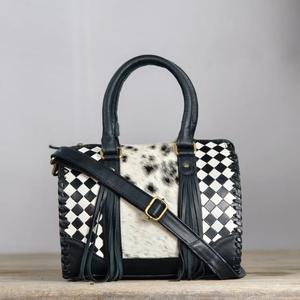 Sac Speedy en cuir de luxe avec panneau en cuir de vachette à motif damier, détail pompon, design noir et blanc - Product Image 1