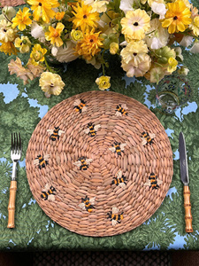 Adorable set de table rond en jonc de mer brodé à la main avec motif abeille, style rustique bohème, tapis de table tissé naturel pour la décoration de table printemps-été - Product Image 1