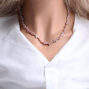 Collier en perles d'eau douce de riz violet avancé avec un design personnalisé, chaîne de clavicule irrégulière en forme de pétale - Product Image 1
