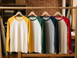 การผลิตเสื้อผ้าลำลองสำหรับผู้ใหญ่แบบยูนิเซ็กซ์จำนวนมาก เสื้อยืดแขนราแกลนสีเหลืองจับคู่กับกางเกงขาสั้นสีเบจกากี พร้อมถุงเท้าสีขาว - Product Image 3
