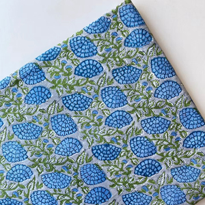 ผ้าฝ้ายพิมพ์ลายด้วยมือแบบแฮนด์บล็อก ขายเป็นหลา เนื้อนุ่ม น้ำหนักปานกลาง เป็นมิตรกับสิ่งแวดล้อม เหมาะสำหรับผู้หญิง เด็กหญิง เด็กชาย ใช้ตัดเย็บชุดเดรส ผ้าม่าน ปลอกผ้าม่าน ผลิตในอินเดีย - Product Image 1