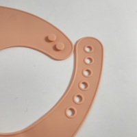 Bavoir bébé en silicone imperméable |   Qualité alimentaire |   Finition mate |   Attrape-aliments réglable |   Compatible lave-vaisselle |   6-36 mois