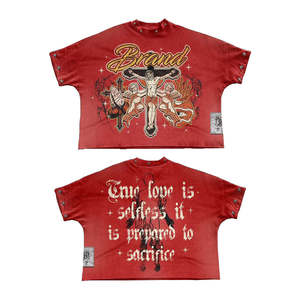 Conjunto de dos piezas Streets Runway con gráfico desgastado: camiseta roja corta con collage y shorts de mezclilla lavados. Moda urbana para hombre. - Product Image 2