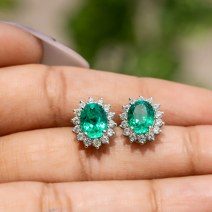 Elegante Conjunto de Joyería con Gema Verde Esmeralda, Aretes con Halo de Diamantes y Collar con Colgante en Plata de Ley - Product Image 5