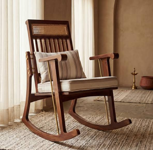 Fauteuil à bascule moderne en bois, recouvert d'un tissu gris clair moelleux, disponible à prix de gros. - Product Image 3