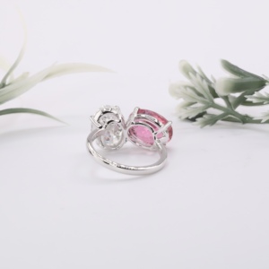 Élégante bague Toi et Moi en or blanc avec diamant de laboratoire taille ovale et diamant rose, deux pierres entrelacées, bijou raffiné, cadeau pour femme - Product Image 5