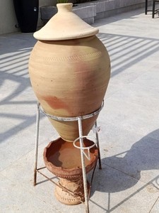 Enfriador de Agua Artesanal Étnico de Barro, Dispensador de Agua de Arcilla con Enfriamiento Natural, Grifo de Acero Inoxidable y Soporte Metálico - Product Image 3