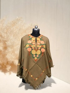 Poncho-châle en laine brodé Aari du Cachemire pour femme, motif floral, fait main, enveloppement d'hiver de luxe, cape en laine brodée du Cachemire - Product Image 2