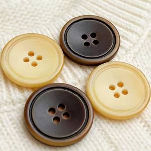 Botones de cuerno de buey y vaca, los más vendidos, utilizados para chaquetas y pantalones de traje donde se desea un aspecto natural, mate o pulido. - Product Image 2