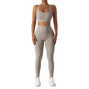 Ensemble 2 pièces sexy tricoté pour femme : Leggings moulants et short de fitness, haut court sans manches, idéal pour l'été et les sorties décontractées. - Product Image 1