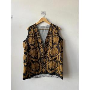Chaleco sin Mangas de Terciopelo Negro con Bordado Suzani, Estilo Étnico Uzbeko Vintage, de Alta Calidad, Regalo para Mujer - Product Image 1
