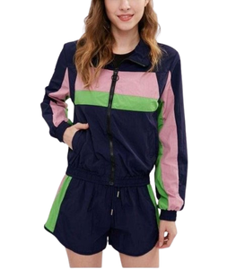 Ensemble deux pièces pour femme avec logo imprimé en relief personnalisé, comprenant un sweat à capuche et un short coupe-vent zippé en nylon uni, fabriqué sur mesure pour un style décontracté. - Product Image 1