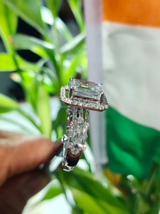 Anillo de Diamantes de Corte Esmeralda de Lujo en Oro Blanco con Piedras Laterales, Elegante Joya de Compromiso para Mujer, Diseño Personalizado de Alta Gama - Product Image 2