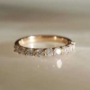 Anillo de media eternidad chapado en oro amarillo macizo de 14K con diamantes cultivados en laboratorio, delicado anillo de boda apilable, joyería nupcial minimalista. - Product Image 4