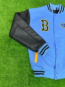 Chaqueta Varsity Personalizada con Bordado, Capucha, Mangas de Cuero, Botones, Estilo Letterman de Béisbol - Product Image 4