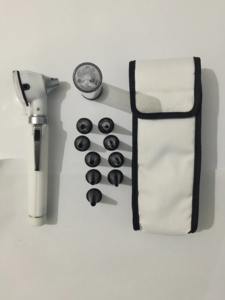 Conception ergonomique, éclairage lumineux et utilisation sûre. Mini otoscope largement utilisé dans les hôpitaux, les cliniques et la pratique pédagogique. - Product Image 6