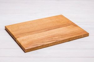 Planche à découper en bois artisanale avec grain de bois naturel, planche à découper de cuisine durable pour la maison et la restauration - Product Image 4