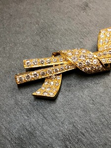 Broche de Diamantes Vintage de 14K con Forma de Cinta y Diseño Chopstick, 3.40cttw, Plata 925, Moissanita, Corte Redondo - Product Image 5