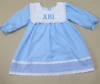 Robe en coton pour filles avec col brodé d'un nom personnalisé, bordure en dentelle délicate, et style haut de gamme.