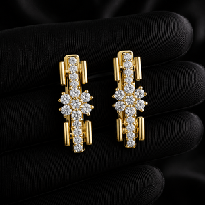 Pendientes de Aro Huggie de Oro Amarillo de 14K con Diamantes Cultivados en Laboratorio en Racimo Floral, Corte Redondo, DEF VVS, Joyería Fina para Mujer, Regalo - Product Image 1