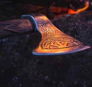 Hache Viking artisanale sur mesure, forgée à la main, pour usage industriel ou DIY, avec un magnifique design, manche en bois sculpté et tête en acier au carbone, avec fourreau. - Product Image 2