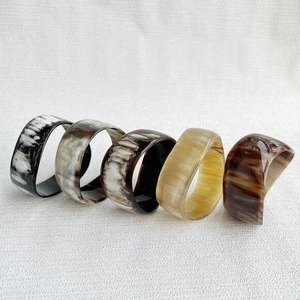 Bracelet en corne de buffle naturelle poli à la main, forme ronde, produit artisanal écologique par Madiha Art And Crafts - Product Image 2