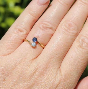 Bague Toi et Moi en Or Massif 10K avec Moissanite Ronde Bleue et Blanche, Bijou de Fiançailles et de Mariage Surprise pour la Mariée - Product Image 2